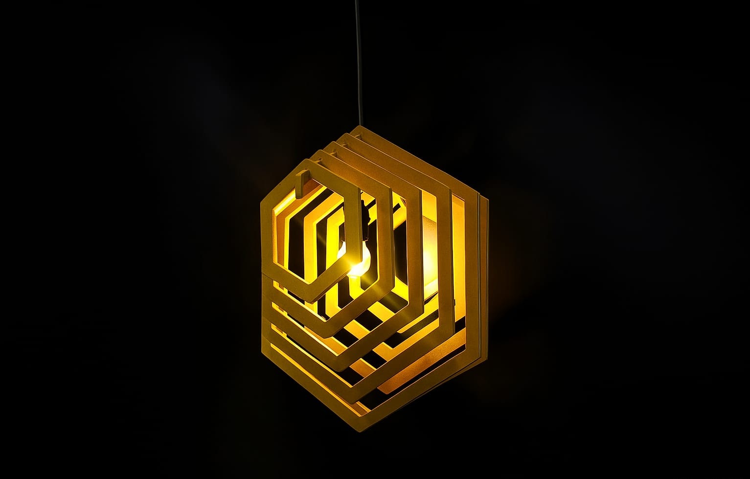 Lámpara Prisma Lumínico - Diseño geométrico con efectos prismáticos